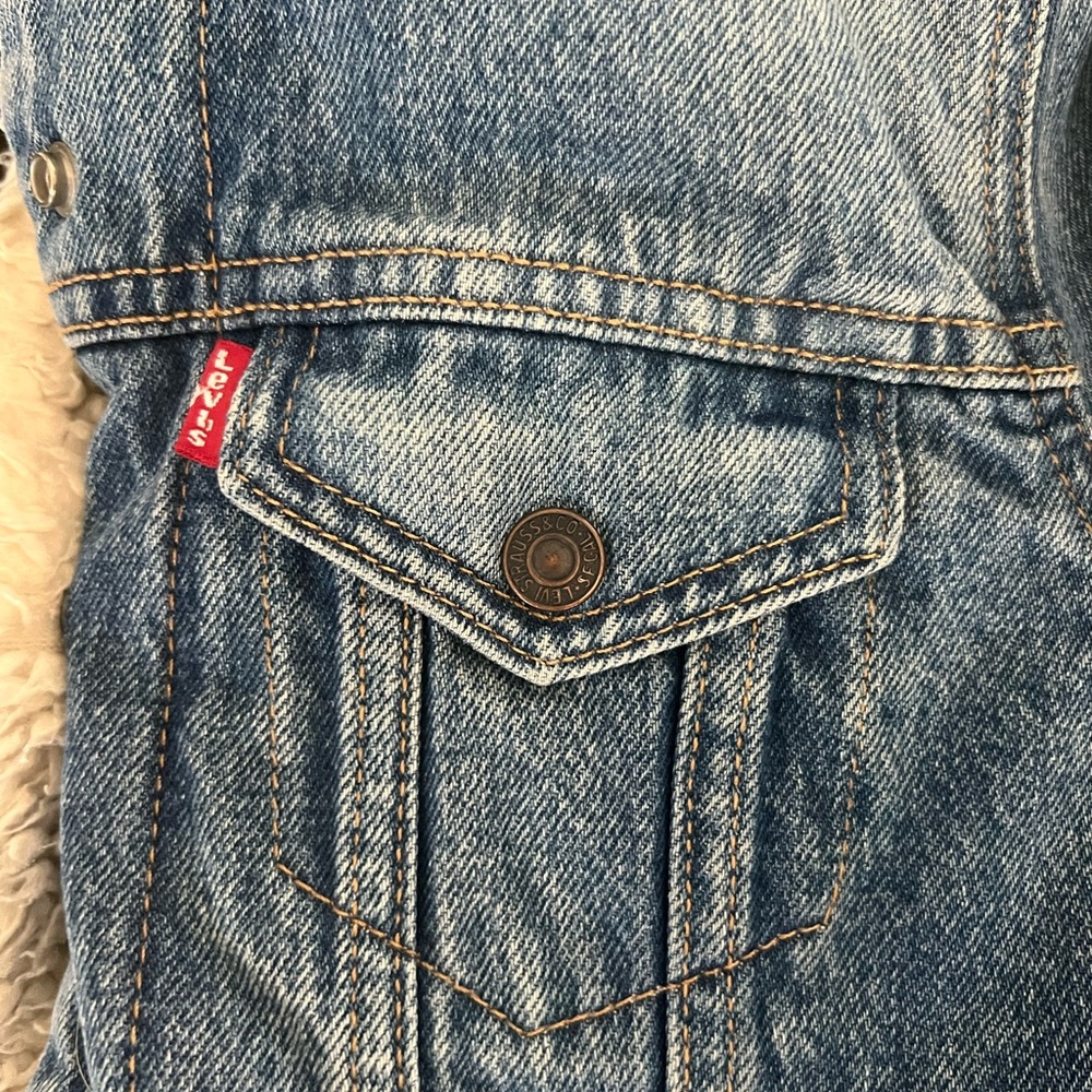 Levi's Blue Jean Jacket with Cream Lining - Picture 3 of 6